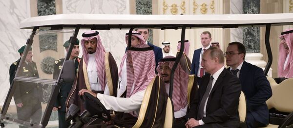 Suudi Arabistan Kralı Selman bin Abdulaziz ile Rusya Devlet Başkanı Vladimir Putin - Sputnik Türkiye