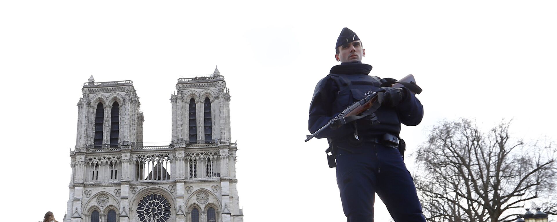 Fransa'da başkent Paris'teki Notre Dame Katedrali önünde nöbet tutan polis-2016 - Sputnik Türkiye, 1920, 05.06.2023