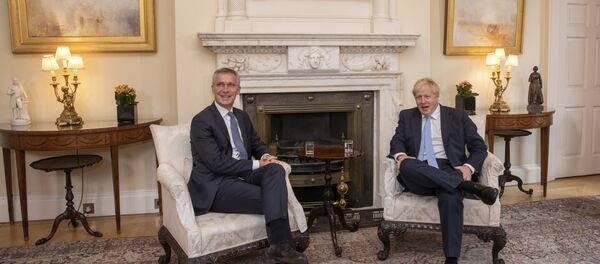 Jens Stoltenberg ve Boris Johnson - Sputnik Türkiye