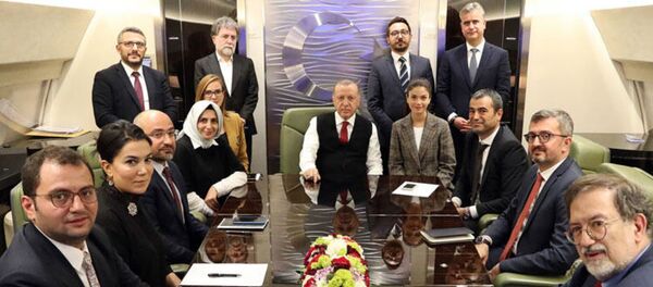 Cumhurbaşkanı Erdoğan Azerbaycan dönüşü uçakta basın mensuplarının sorularını yanıtladı. - Sputnik Türkiye