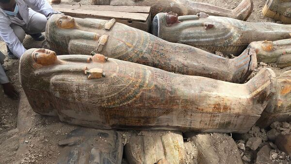 Mısır’da arkeologlar çok iyi korunmuş durumda ve üzerine işlenmiş motiflerin hâlâ canlı renklerini koruduğu 20 tabut bulundu.  - Sputnik Türkiye