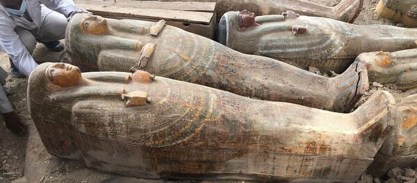 Mısır’da arkeologlar çok iyi korunmuş durumda ve üzerine işlenmiş motiflerin hâlâ canlı renklerini koruduğu 20 tabut bulundu.  - Sputnik Türkiye