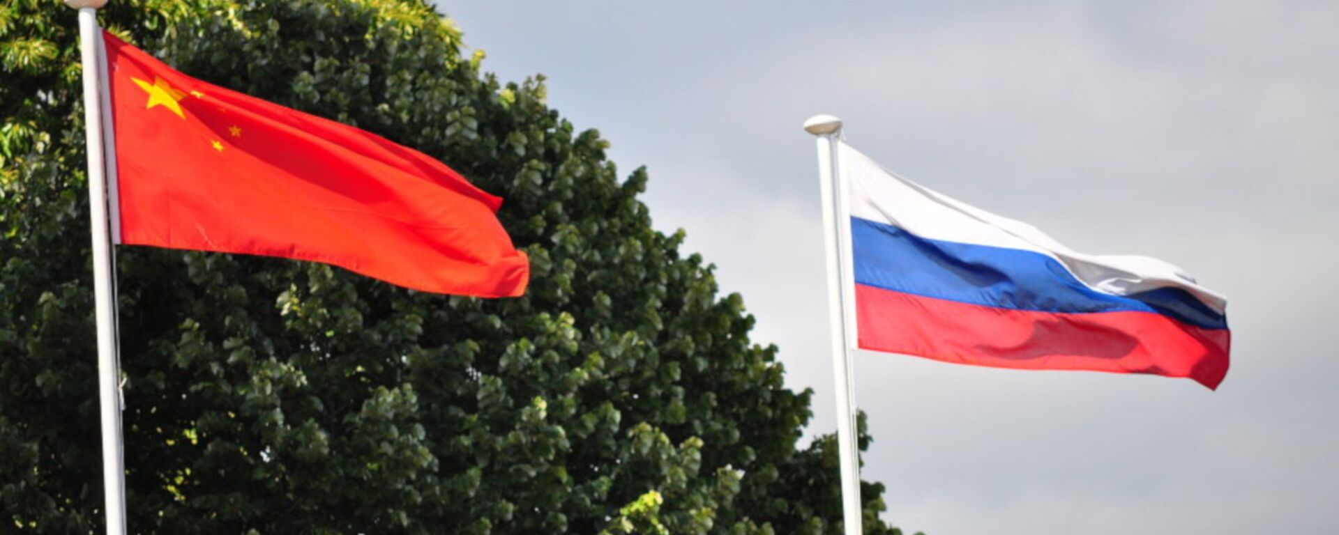Rusya ile Çin bayrakları - Sputnik Türkiye, 1920, 12.05.2022