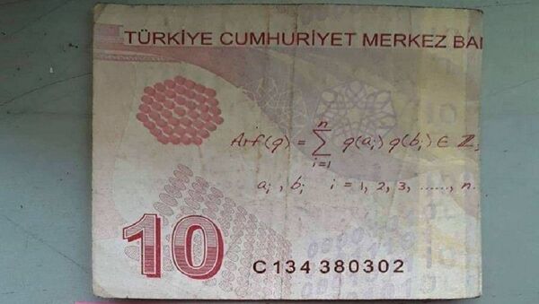 Camide telefonunu şarj eden kişinin bıraktığı para - Sputnik Türkiye