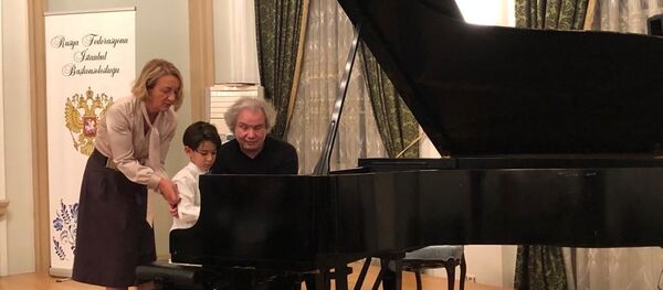Moskova Gnessin Müzik Okulu Müdürü Piyanist Mikhail Khokhlov, 7 yaşındaki Kaya Güvercin’e açık piyano dersi verdi. - Sputnik Türkiye