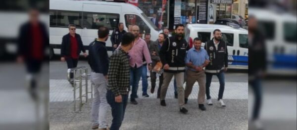 15 ton kaçak tütünle yakalandılar, 'kalabalık aileyiz, kullanıyoruz' dediler - Sputnik Türkiye