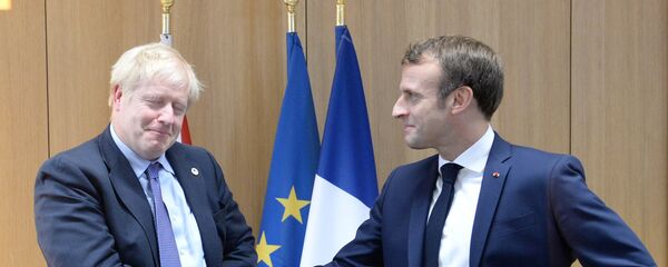AB liderler zirvesinde Britanya Başbakanı Boris Johnson ile Fransa Cumhurbaşkanı Emmanuel Macron'dan 'anlaşma pozu' - Sputnik Türkiye