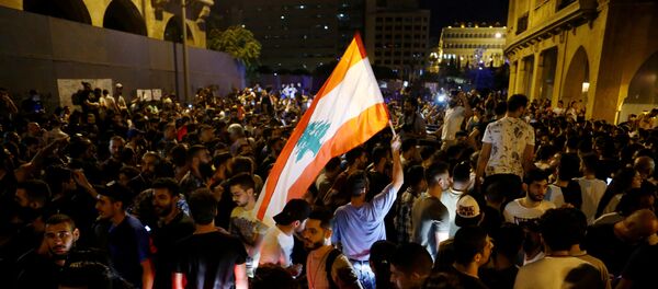 Lübnan'da, ekonomik durumun kötüleşmesi ve iletişime yeni vergiler getirilmesi nedeniyle Beyrut başta olmak üzere birçok kentte gösteriler düzenlendi - Sputnik Türkiye