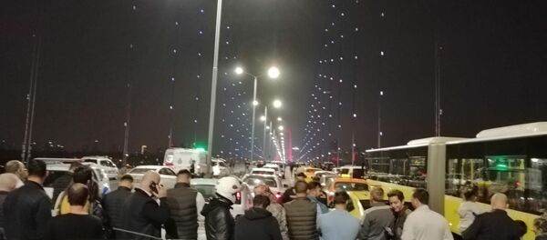 15 Temmuz şehitler köprüsü Avrupa yakası istikametinde eli silahlı bir şahıs yolu kapattı. - Sputnik Türkiye