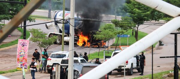 'El Chapo' lakaplı Meksikalı uyuşturucu baronu Joaquin Guzman'ın oğlu Ovidio Guzman Lopez polis tarafından yakalanınca kartel üyeleri sokakları ateşe verdi. - Sputnik Türkiye