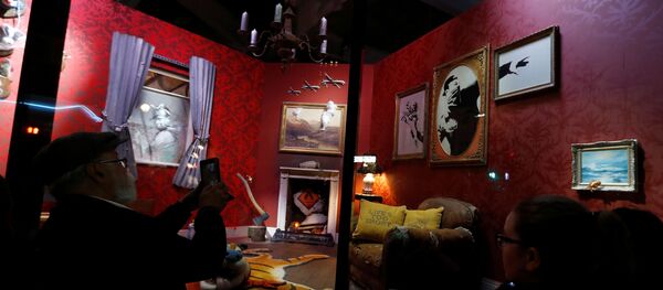 Banksy'nin İngiltere'nin başkenti Londra'nın Croydon ilçesinde açtığı Gross Domestic Product (Gayrisafi Yurtiçi Hasıla) adlı dükkan Banksy'nin İngiltere'nin başkenti Londra'nın Croydon ilçesinde açtığı Gross Domestic Product (Gayrisafi Yurtiçi Hasıla) adlı dükkan - Sputnik Türkiye