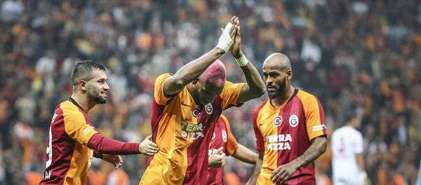 Galatasaray, Süper Lig'in 8. hafta maçında Demir Grup Sivasspor ile Türk Telekom Stadı'nda karşılaştı. Galatasaray’ın golünü atan Ryan Babel (ortada), sevincini takım arkadaşlarıyla paylaştı. - Sputnik Türkiye