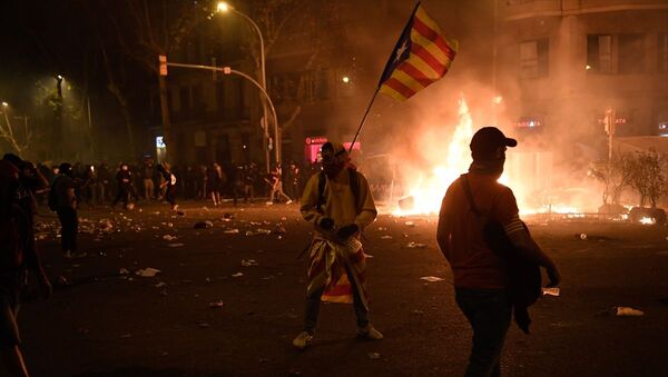 Katalan siyasetçilere verilen mahkumiyet kararlarını protesto eden on binlerce kişi Barcelona sokaklarında toplandı - Sputnik Türkiye