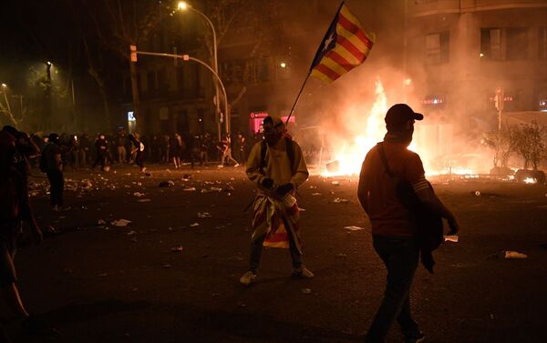 Katalan siyasetçilere verilen mahkumiyet kararlarını protesto eden on binlerce kişi Barcelona sokaklarında toplandı - Sputnik Türkiye
