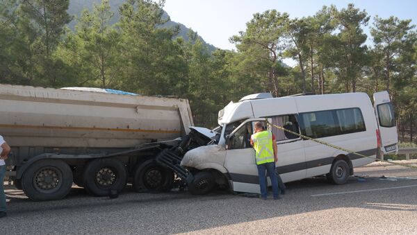  Rus mühendisleri taşıyan minibüs kaza yaptı - Sputnik Türkiye