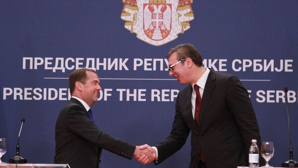 Rusya Başbakanı Dmitriy Medvedev (solda), Sırbistan'ın başkenti Belgrad'daki temasları kapsamında Sırbistan Cumhurbaşkanı Aleksandar Vucic (sağda) ile bir araya geldi. - Sputnik Türkiye