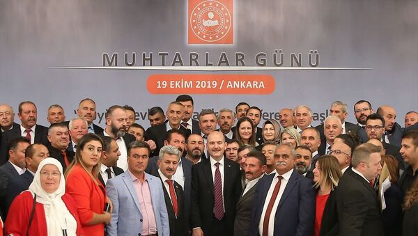 İçişleri Bakanı Süleyman Soylu, Muhtarlar Günü Yemeğine katıldı. Soylu, katılımcılarla fotoğraf çektirdi. - Sputnik Türkiye