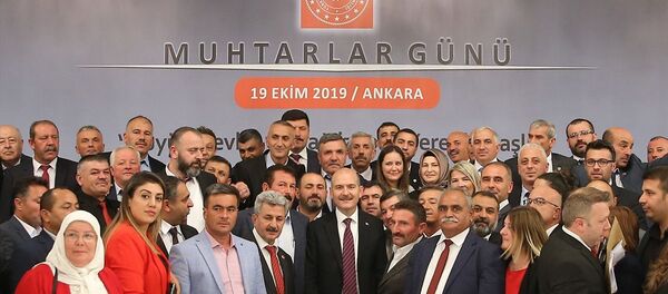 İçişleri Bakanı Süleyman Soylu, Muhtarlar Günü Yemeğine katıldı. Soylu, katılımcılarla fotoğraf çektirdi. - Sputnik Türkiye