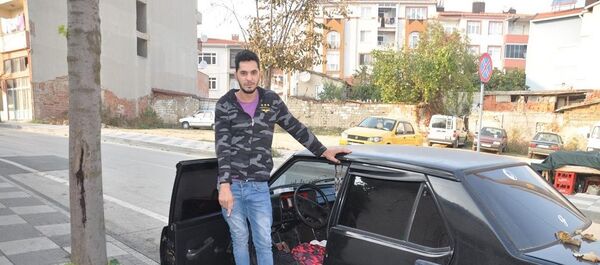 Tekirdağ’ın Malkara ilçesinde, kimliği belirsiz kişi ya da kişiler, Gökhan Urtekin'in (25) otomobilinin teybini çalmaya çalıştı. Başarılı olamayan hırsızlar, otomobile ait evrakları alıp, yandaki kaldırıma 'İntikam yeni başladı' yazarak olay yerinden kaçtı. Polis şüphelileri yakalamak için çalışma başlattı. - Sputnik Türkiye