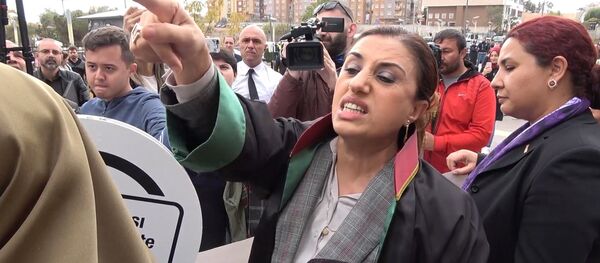 Emine Bulut duruşması sonrası iki grup kadın arasında tartışma çıktı - Sputnik Türkiye