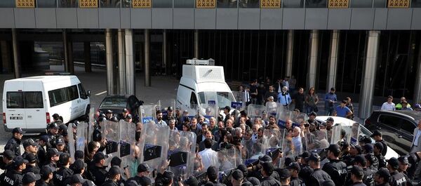 Diyarbakır’da HDP’li milletvekillerinin açıklamasına kalkanlı engel Diyarbakır’da HDP’li milletvekillerinin açıklamasına kalkanlı engel - Sputnik Türkiye