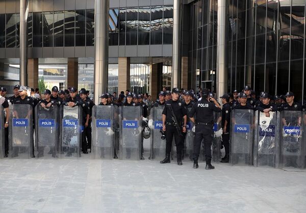 Diyarbakır’da HDP’li milletvekillerinin açıklamasına kalkanlı engel - Sputnik Türkiye