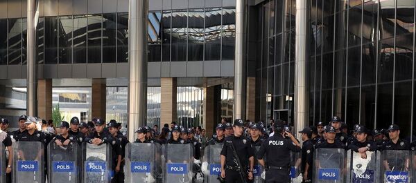 Açıklama yapmak isteyen HDP’li milletvekilleri çevik kuvvet polisleri tarafından çembere alınarak izin vermedi. Polis, valiliğin kentteki eylem yasağı kararını göstererek açıklamaya izin verilmeyeceğini belirterek, grubun dağılması için uyarılarda bulundu. Açıklama yapmak isteyen HDP’li milletvekilleri çevik kuvvet polisleri tarafından çembere alınarak izin vermedi. Polis, valiliğin kentteki eylem yasağı kararını göstererek açıklamaya izin verilmeyeceğini belirterek, grubun dağılması için uyarılarda bulundu. - Sputnik Türkiye