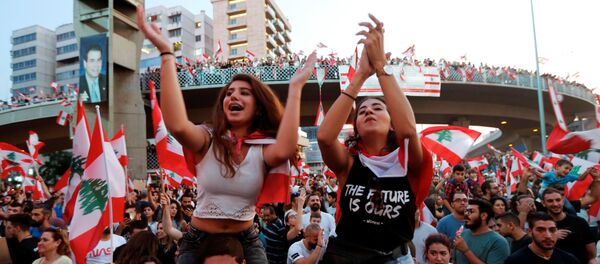 Lübnan'da nufusun çoğunluğunu Hıristiyanların oluşturduğu Cal el Dib kentinde göstericiler otoyolu kapatarak hükümeti ve sistemi protesto etti (21 Ekim 2019). Lübnan'da nufusun çoğunluğunu Hıristiyanların oluşturduğu Cal el Dib kentinde göstericiler otoyolu kapatarak hükümeti ve sistemi protesto etti (21 Ekim 2019). - Sputnik Türkiye