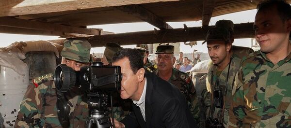 Suriye Devlet Başkanı Beşar Esad, İdlib vilayetinin güney kırsalında yer alan Hubeyt kasabasında Suriye ordusu askerleriyle bir araya geldi. - Sputnik Türkiye