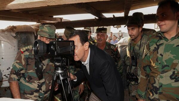 Suriye Devlet Başkanı Beşar Esad, İdlib vilayetinin güney kırsalında yer alan Hubeyt kasabasında Suriye ordusu askerleriyle bir araya geldi. - Sputnik Türkiye
