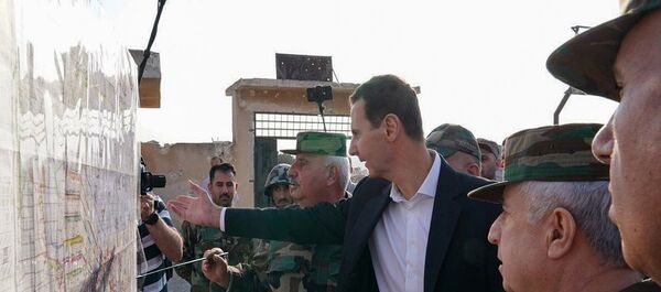 Suriye krizi başladığından bu yana ilk kez İdlib'e giden Devlet Başkanı Beşar Esad, Kürtlerle yapılan anlaşma kapsamında Türkiye sınırına Suriye askerlerinin konuşlandırılmasını yorumladı. - Sputnik Türkiye