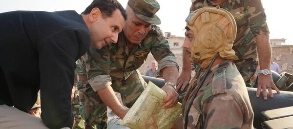 Esad İdlib'de Suriyeli askerlerle bir araya geldi - Sputnik Türkiye