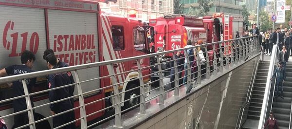 Şişli-Mecidiyeköy metro durağında raylara atladığı belirtilen bir kadın yaşamını yitirdi. Olay nedeniyle metro durağı kapandı. Seferler Yenikapı-Osmanbey ve Levent-Hacıosman arasında yapılıyor. - Sputnik Türkiye