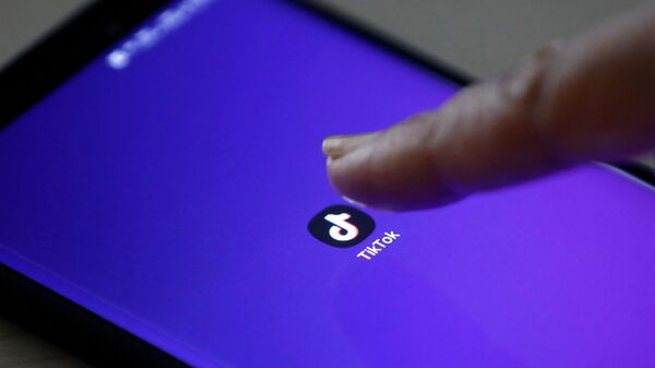 FILE PHOTO: The logo of TikTok application is seen on a mobile phone screen in this picture illustration taken February 21, 2019. Picture taken February 21, 2019. REUTERS/Danish Siddiqui/Illustration/File Photo - Sputnik Türkiye