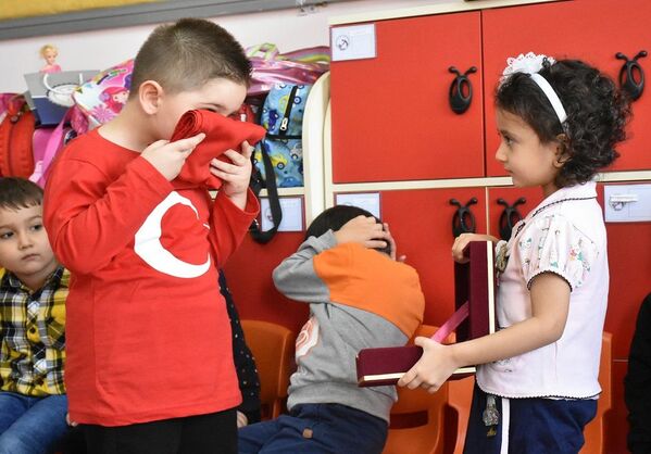 Proje kapsamında üzerinde 'En güzel emanetim' yazılı kutular içerisine konulan Türk bayrakları her gün bir öğrenciye emanet edilerek çocuklara vatan, millet ve bayrak sevgisi aşılanıyor. - Sputnik Türkiye