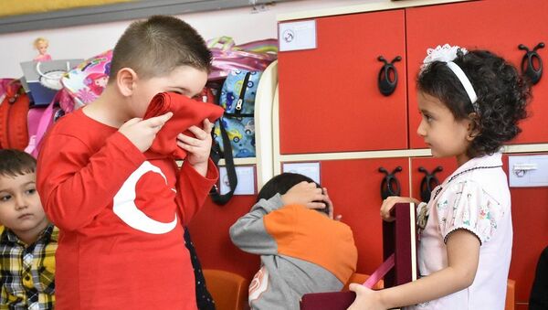 Proje kapsamında üzerinde 'En güzel emanetim' yazılı kutular içerisine konulan Türk bayrakları her gün bir öğrenciye emanet edilerek çocuklara vatan, millet ve bayrak sevgisi aşılanıyor. - Sputnik Türkiye