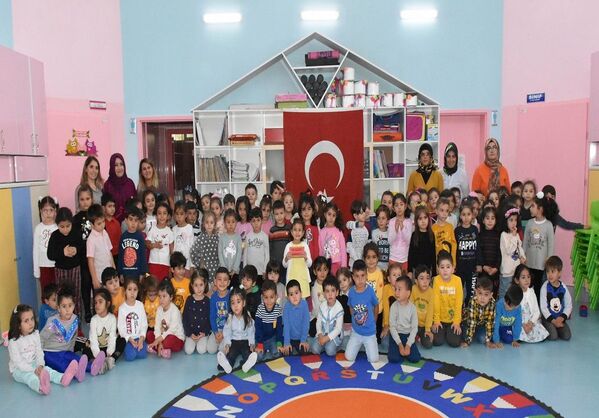 Okulun başlattığı 'Bayrak Nöbeti' uygulamasının 29 Ekim Cumhuriyet Bayramı'na kadar devam edeceği öğrenildi. - Sputnik Türkiye