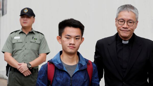 Tayvan'da cinayetle suçlanan Hong Kong vatandaşı Çan Tong-kai, kendisini hapista ziyaret eden ve Tayvan'a teslim olmaya ikna eden rahip Peter Koon Ho-ming'in eşliğinde cezaevinden çıktı. - Sputnik Türkiye