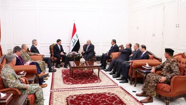 Irak’ın başkenti Bağdat’taki temaslarını sürdüren ABD Savunma Bakanı Mark Esper, Irak Başbakanı Adil Abdülmehdi ile bir araya geldi. - Sputnik Türkiye