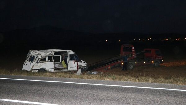 Niğde’de işçileri taşıyan minibüs takla attı: 4’ü ağır 14 yaralı - Sputnik Türkiye