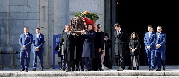 İspanya, diktatör Franco'nun mezarını taşımaya başladı. - Sputnik Türkiye