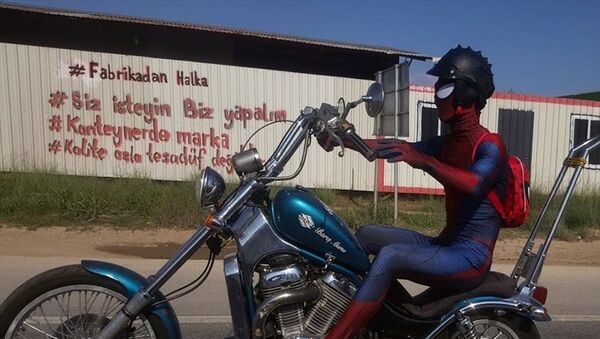 Motosikletli ‘Örümcek Adam’ gülümsetti - Sputnik Türkiye