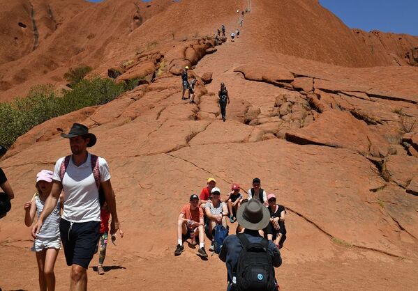 Avustralya'nın yerli halkı Aborjinlerin hassasiyetleri göz önüne alınarak verilen karar gereğince Uluru'ya tırmanış, bugün yerel saatle 16.00 (TSİ 08.00) itibarıyla sona erdi. - Sputnik Türkiye