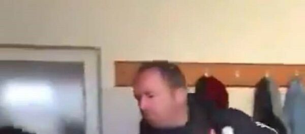 Kayseri 1. Amatör Küme U-19 Ligi ekiplerinden Meysuspor Teknik Direktör Halit Kurt, Kayseri İdmanyurdu'yle oynanan karşılaşmanın ilk yarısını 3-1 geride kapatan futbolcularını soyunma odasında tokatladı. 3 yıl sonra ortaya çıkan görüntüler üzerine Gençlik ve Spor Bakanı Kasapoğlu'nun Kayseri Gençlik ve Spor İl Müdürü Eskici'den bilgi aldığı öğrenildi.  - Sputnik Türkiye