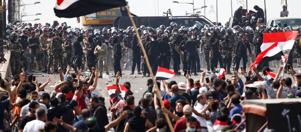 Irak başkenti Bağdat'ta protestocularla güvenlik güçleri karşı karşıya - Sputnik Türkiye