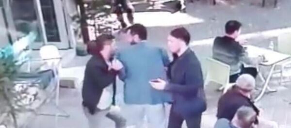 Kütahya'da, eşiyle ilişkisi olduğunu öğrendiği M.C.'den (43) çıplak fotoğraflar ve görüntüleri yaymakla tehdit edip 52 bin 800 TL alan V.G. (39), tekrar para istediğinde, polis ekiplerince buluşma yerinde düzenlenen operasyonla suçüstü yakalandı. Gözaltına alınan V.G., adli kontrol kararıyla serbest bırakıldı. Kütahya'da, eşiyle ilişkisi olduğunu öğrendiği M.C.'den (43) çıplak fotoğraflar ve görüntüleri yaymakla tehdit edip 52 bin 800 TL alan V.G. (39), tekrar para istediğinde, polis ekiplerince buluşma yerinde düzenlenen operasyonla suçüstü yakalandı. Gözaltına alınan V.G., adli kontrol kararıyla serbest bırakıldı. - Sputnik Türkiye