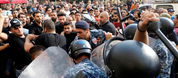 Lübnan başkenti Beyrut'ta 25 Ekim 2019'da Hizbullah taraftarları ile polis arasında arbede - Sputnik Türkiye