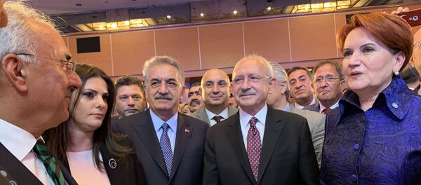 İYİ Parti Genel Başkanı Meral Akşener, partisinin kuruluş yıldönümü resepsiyonuna katılan AK Partili Hayati Yazıcı ve CHP lideri Kemal Kılıçdaroğlu ile resim verdi. - Sputnik Türkiye