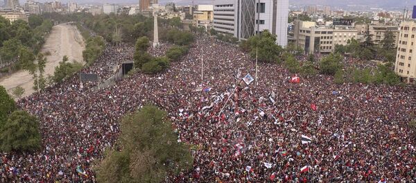 Şili'de metro ücretine yapılan zam ile başlayan ve geçen hafta şiddet olaylarına dönüşen gösteriler 7. gününde devam ediyor - Sputnik Türkiye