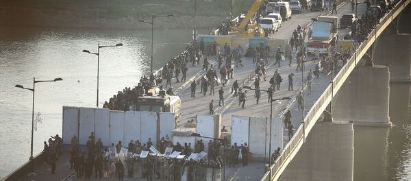 Irak'ta hükümet karşıtı gösteriler sürüyor: Yüzerek Yeşil Bölge'ye girmeye çalıştılar - Sputnik Türkiye